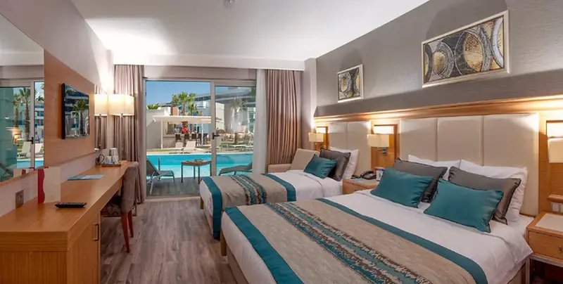Göl Evleri Swim Up - Terasından doğrudan havuza giriş imkânı sunan ayrıcalıklı odalar.